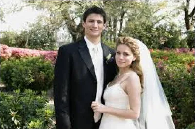 Quelle est la couleur des robes de Peyton et Brooke lors du mariage de Nathan et Haley ?