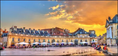 Je suis la préfecture de la Côte-d'Or et suis surnommée "la ville aux cent clochers". Qui suis-je ?