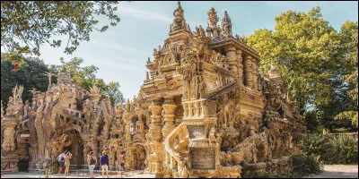 Il me vient une envie de visiter le Palais Idéal du Facteur Cheval. Où dois-je me rendre ?