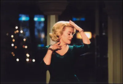 Dans quelle comédie policière voyons-nous Deneuve ainsi ?