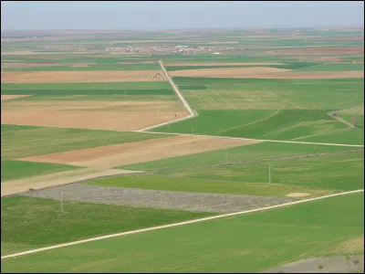 Un paysage qui résulte du travail des hommes et n'a rien de naturel. Ce terme anglais désigne de vastes étendues de champs cultivés, sans séparations physiques, murs ou haies végétales, entre les parcelles.