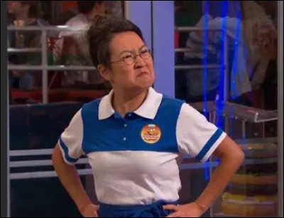 Comment s'appelle la vendeuse de pizzas ?