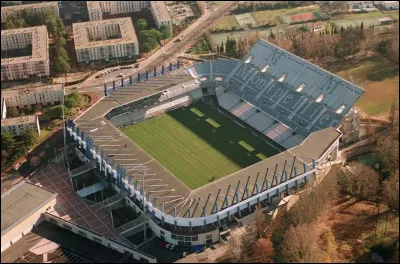 Quel est le nom du stade de foot de Montpellier se situant dans le quartier du même nom ?