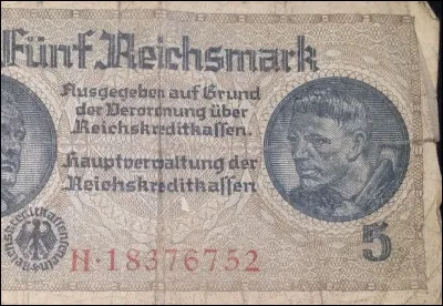 Quelle est la doctrine économique prônée par les régimes totalitaires ?