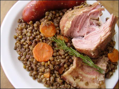 Quel viande utilise-t-on pour confectionner un authentique ''petit salé aux lentilles'' ?