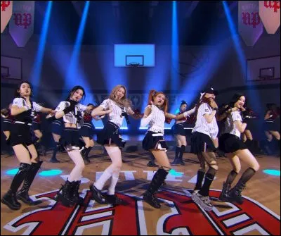 Pendant que Rami dit "Batter, batter, batter up !", je te dis que Ruka se trouve à sa gauche. Ai-je raison ?