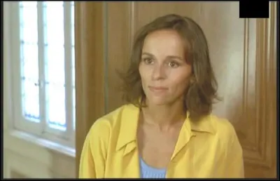 Elle est Victoire, mariée à Albert, journaliste de renom, dans ce film sorti en 1992 :