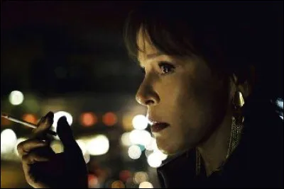 Elle est Mado, aux côtés d'André Dussollier, Thierry Frémont et Rachida Brakni, dans ce film qui commence avec l'explosion d'un avion bourré d'armes et de munitions au-dessus du Golfe de Guinée :