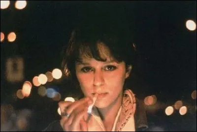 Elle est Cora, chauffeur de taxi qui r&ecirc;ve depuis longtemps de partir en Am&eacute;rique du Sud, dans ce film sorti en 1980, avec Andr&eacute; Dussollier et G&eacute;rard Lanvin :
