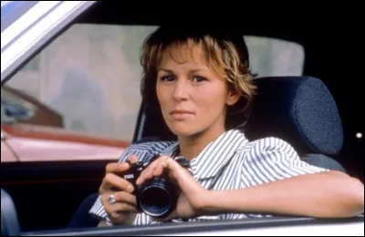 Elle est Agnès dans "Radio Corbeau", aux côtés de Claude Brasseur Pierre Arditi et Évelyne Bouix : qui est le réalisateur de ce film sorti en 1989 ?