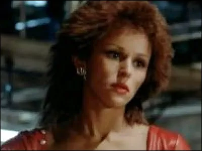 Elle est Emma la Rouge, dite Manu dans ce film sorti en 1984 avec Bernard Giraudeau, Bernard-Pierre Donnadieu, Michel Auclair et Jean-Pierre Kalfon :