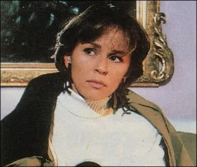 Elle est Sandra, une institutrice qui partage sa vie entre deux hommes dans ce film sorti en 1990 :