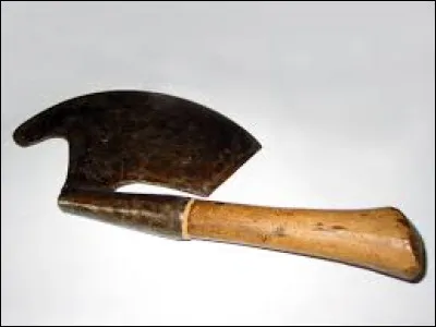 L'outil ci-dessus est une doloire, quel est le professionnel qui l'utilise ?