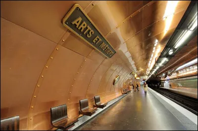 Oui ! Au diable, mes aïeux, je suis un homme, ça fait mal et ça fait rien. Excuse-moi !