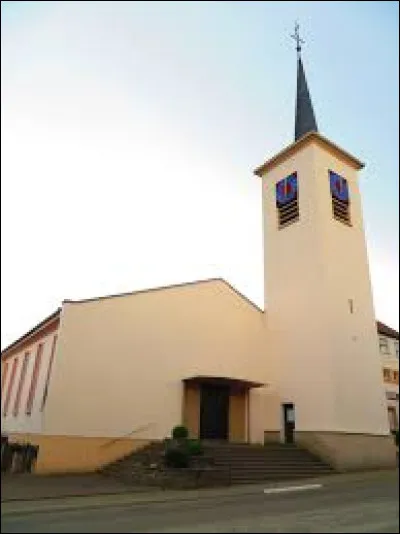 Nous sommes en Lorraine, à Lixing-lès-Rouhling, devant l'église Saint-Maurice. Village de l'arrondissement de Sarreguemines, il se situe dans le département ...