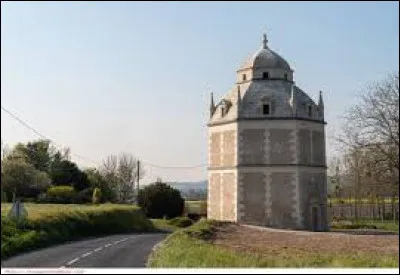 Voici le pigeonnier de l'ancienne château de Roncée, à Panzoult. Village de l'arrondissement de Chinon, il se situe dans le département ...