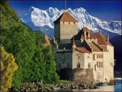 Quel est le nom de cette forteresse médiévale située au bord du lac Léman, près de Montreux ?