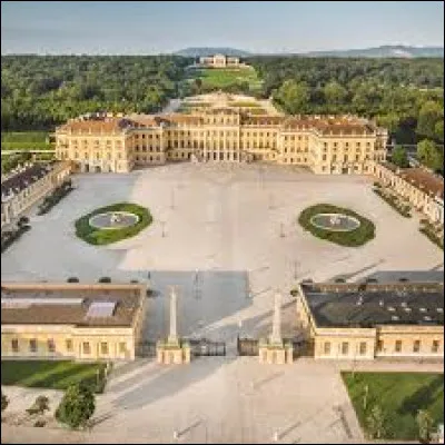 De quel pays le château de Schönbrunn est-il l'emblème ?