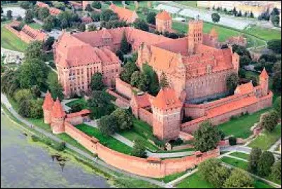 Où se situe le château de Malbork ?