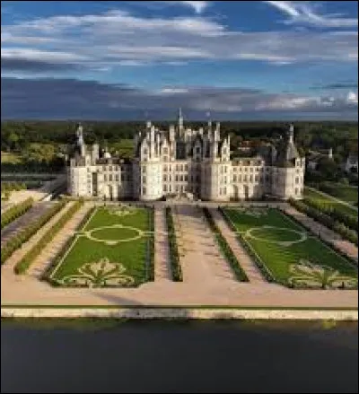 Qui a commandé la construction du château de Chambord ?