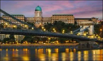 Le château de Buda est situé :