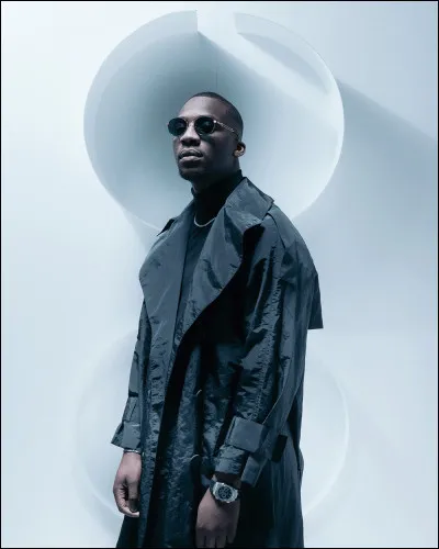 Complète les paroles de "TOKA" (ft. Hamza) : 
"Cette nuit, tu étais si belle, j'avais la mano posée sur toi, je t'ai laissé décider / Oh, mon fer, quand j't'ai avec moi, comment je me sens si...".