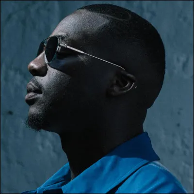 Complète les paroles de "Rihanna" : 
"Quatre sorties d'pot, j'suis dans le bolide allemand
Frappe d'Marocco, tout mon dressing vient de...".