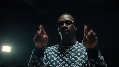 Complète les paroles de "Daddy" : 
"Elle m'appelle "daddy", elle croit que j'vais lui passer...".