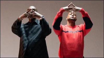 Complète les paroles de "Dolce Camara" (ft. Booba) : 
"Faites entrer toutes les caméras
Je suis beau, j'suis en Dolce Camara
J'suis de l'ancienne fédé, sans enseigne...".