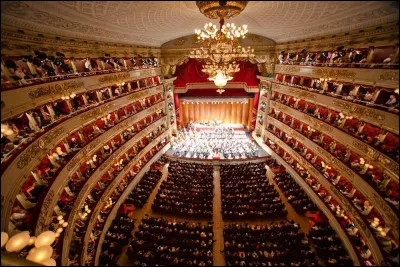 Dans quelle ville italienne peut-on admirer le théâtre de la Scala ?