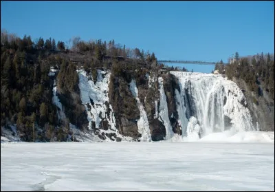 Voici la légende de la dame blanche, célèbre au Québec. Mathilde et Louis étaient deux amoureux. Avec l'arrivée des troupes britanniques, Louis est tué. Mathilde revêt sa robe de mariée. Elle se jette donc depuis les chutes...