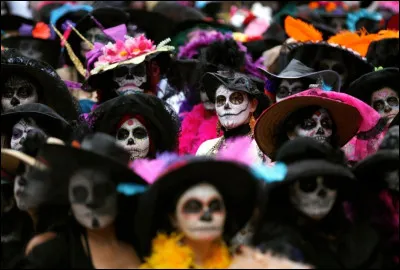 Au Mexique, on fête le jour des morts. Pendant ce jour, on rend hommage aux défunts par la mémoire et la religion. On porte de beaux déguisements de squelettes. Pour ceux qui parlent espagnol, ce sera facile : quel est le nom de cette fête ?