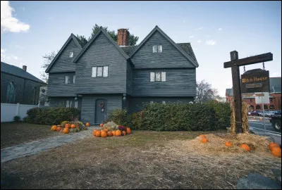 Dans le Massachusetts, aux États-Unis existe une ville appelée Salem. Cette ville a été utilisée pour le roman d'horreur de Stephen King, mais une autre histoire, vraie, a eu lieu ici. Si je vous montre ces costumes, lequel est relié à Salem ?