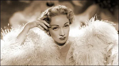 Dans le film d'Hitchcock, "Le Grand Alibi", Marlène Dietrich joue le rôle d'une vedette de music-hall.