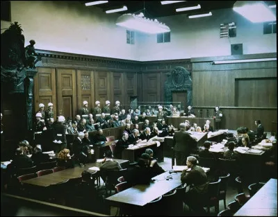 Quel est le nom du tribunal international cr&eacute;&eacute; apr&egrave;s la Seconde Guerre mondiale pour juger les criminels nazis ?
