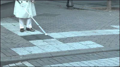 Quel instrument est souvent utilisé par les personnes aveugles pour détecter des obstacles ?