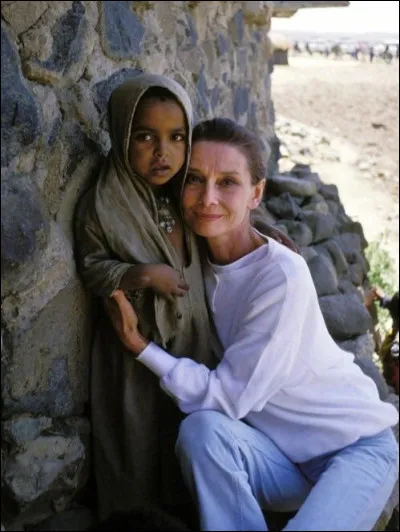 Pour quelle organisation s'est-elle beaucoup impliquée de 1988 à 1992, en tant qu'ambassadrice spéciale pour l'Afrique et l'Amérique latine ?