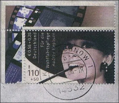 Ce timbre à l'effigie d'Audrey Hepburn n'existe qu'en cinq exemplaires. Le troisième a été adjugé en 2005, pour la "modique" somme de :