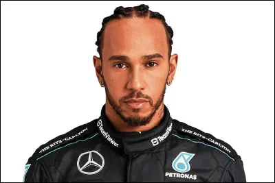 Dans quel pays est né le pilote de course automobile Lewis Hamilton ?