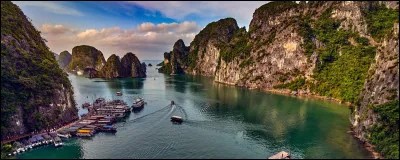 Dans quel pays se situe la magnifique baie d'Along ?