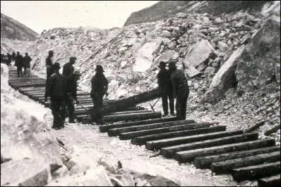 Laquelle de ces deux lignes fut la premire ligne de chemin de fer franais ?