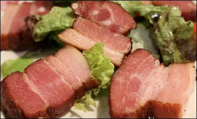 Quelle est cette spécialité culinaire angevine consistant à cuire durant plusieurs heures du lard dans un bouillon d'oignons ?