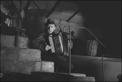 Quel acteur joue de l'accordéon pendant qu'on égorge le cochon ?