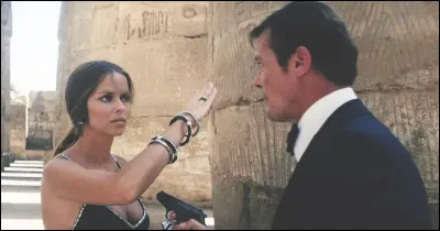 Quel acteur incarne James Bond dans le film "L'Espion qui m'aimait", sorti en 1977 ?