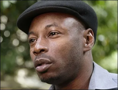 Qui est ce rappeur, auteur-compositeur et interprète du titre '' Caroline'' ?