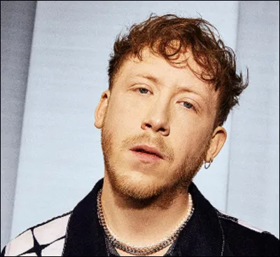 Qui est ce chanteur français, auteur du titre '' Désolé Caroline'' ?