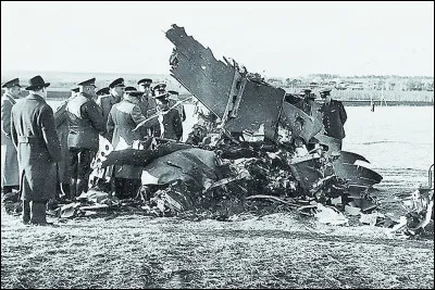 Cette année-là les tensions montent encore dun cran, un U2 est abattu par la défense anti-aérienne dun autre pays. À quelques jours de la conférence au sommet des Quatre Grands cela va mettre à mal les échanges concernant le futur de Berlin et la signature dun traité de paix avec lAllemagne. Mais quest-ce quun U2 ?