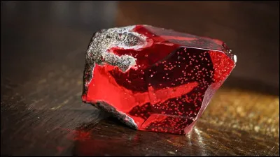 Qui veut voler la Pierre philosophale dans le premier tome ?