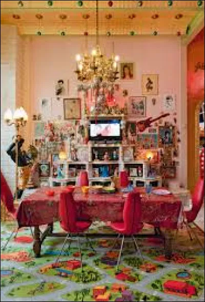 Quel est le terme utilisé pour décrire des objets, des œuvres d'art ou des décorations qui sont considérés comme vulgaires ou démodés ?