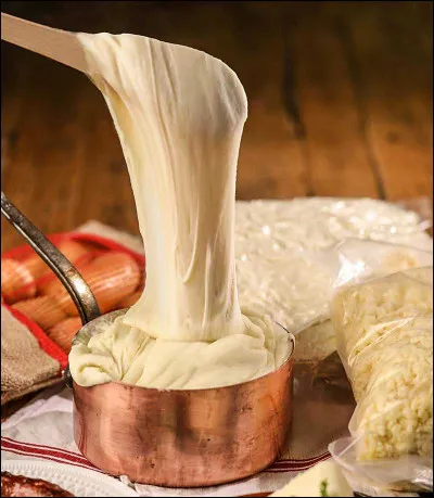 L'aligot est une spécialité culinaire fromagère originaire de l'Aubrac. De quoi est-il composé ?